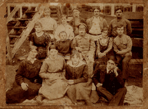 Коллектив учителей 1916 года. Во втором ряду второй слева директор школы Фёдор Васильевич Коноплёв. 